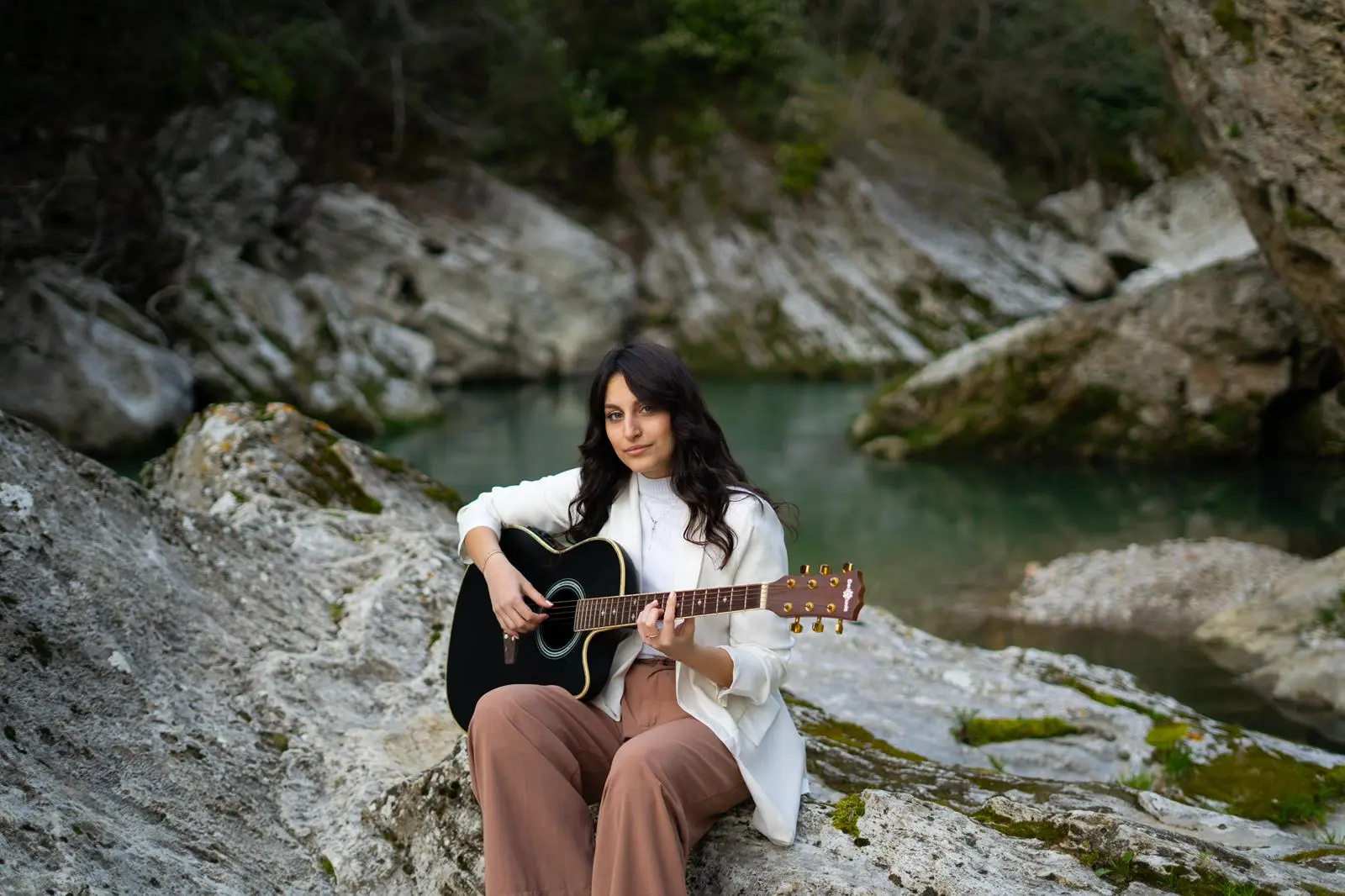 Mary Joy con la chitarra acustica